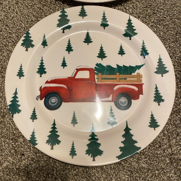 Set of 4 Plastic Christmas Plates - Picture 4 of 4